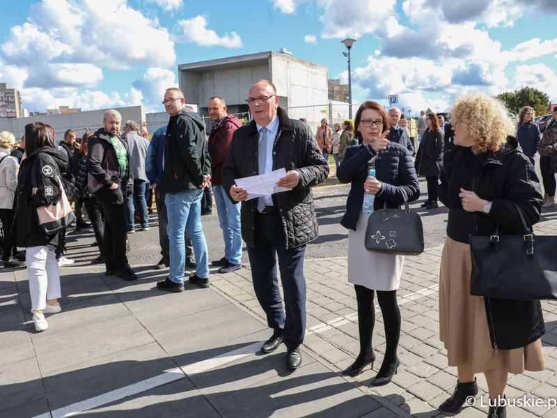 Ćwiczenia ewakuacyjne w urzędzie marszałkowskim w Zielonej Górze. Na zdjęciu wicemarszałek Stanisław Tomczyszyn