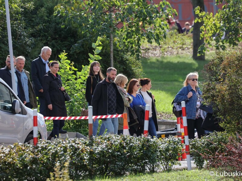 Pracownicy urzędu marszałkowskiego po zakończeniu ćwiczeń ewakuacyjnych wracają do budynku