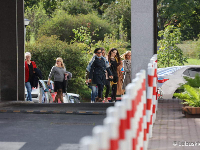 Pracownicy urzędu marszałkowskiego po zakończeniu ćwiczeń ewakuacyjnych wracają do budynku