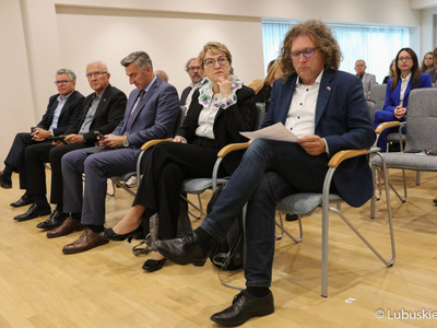 Uczestnicy debaty samorządowej w Muzeum Ziemi Lubuskiej w Zielonej Górze. Na pierwszym planie prezydent Sopotu Jacek Karnowski, obok marszałek Elżbieta Anna Polak, poseł RP Waldemar Sługocki, senator RP Wadim Tyszkiewicz oraz burmistrz Bytomia Odrzańskiego Jacek Sauter.