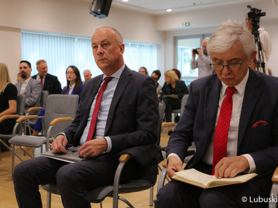 Uczestnicy debaty samorządowej w Muzeum Ziemi Lubuskiej w Zielonej Górze. Na zdjęciu członek zarządu woj. lubuskiego Marcin Jabłoński (z lewej) oraz Marek Wójcik ze Związku Miast Polskich.
