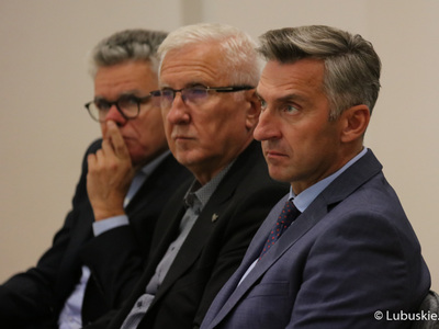 Uczestnicy debaty samorządowej w Muzeum Ziemi Lubuskiej w Zielonej Górze. Na pierwszym planie poseł RP Waldemar Sługocki.