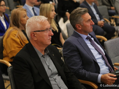 Senator RP Wadim Tyszkiewicz (z lewej) oraz poseł RP Waldemar Sługocki (obok) na debacie samorządowej w Muzeum Ziemi Lubuskiej w Zielonej Górze 