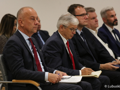 Członek zarządu woj. lubuskiego Marcin Jabłoński (na pierwszym planie) na debacie samorządowej w Muzeum Ziemi Lubuskiej w Zielonej Górze  