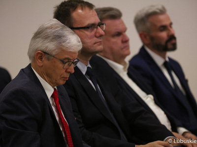 Marek Wójcik ze Związku Miast polskich (na pierwszym planie) na debacie samorządowej w Muzeum Ziemi Lubuskiej w Zielonej Górze 