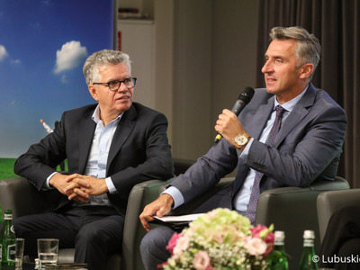 Uczestnicy debaty samorządowej w Muzeum Ziemi Lubuskiej w Zielonej Górze: poseł RP Waldemar Sługocki (z mikrofonem) oraz burmistrz Bytomia Odrz. Jacek Sauter.