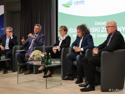 Uczestnicy debaty samorządowej w Muzeum Ziemi Lubuskiej w Zielonej Górze: poseł RP Waldemar Sługocki (z mikrofonem), marszałek woj. lubuskiego Elżbieta Anna Polak, burmistrz Bytomia Odrz. Jacek Sauter (z lewej), prezydent Sopotu Jacek Karnowski (drugi z prawej) oraz senator RP Wadim Tyszkiewicz. 