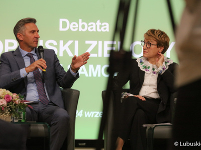 Uczestnicy debaty samorządowej w Muzeum Ziemi Lubuskiej w Zielonej Górze: poseł RP Waldemar Sługocki  oraz marszałek woj. lubuskiego Elżbieta Anna Polak 