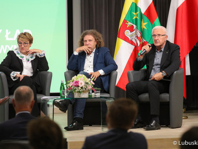 Uczestnicy debaty samorządowej w Muzeum Ziemi Lubuskiej w Zielonej Górze: marszałek woj. lubuskiego Elżbieta Anna Polak, prezydent Sopotu Jacek Karnowski (w środku) oraz senator RP Wadim Tyszkiewicz. 