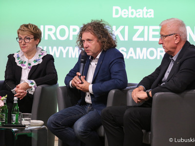 Uczestnicy debaty samorządowej w Muzeum Ziemi Lubuskiej w Zielonej Górze: marszałek woj. lubuskiego Elżbieta Anna Polak, prezydent Sopotu Jacek Karnowski (w środku) oraz senator RP Wadim Tyszkiewicz. 