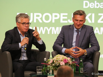 Uczestnicy debaty samorządowej w Muzeum Ziemi Lubuskiej w Zielonej Górze: burmistrz Bytomia Odrz. Jacek Sauter (z mikrofonem) oraz poseł RP Waldemar Sługocki 