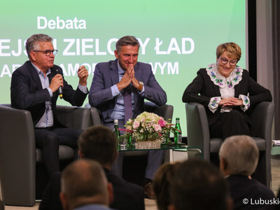 Uczestnicy debaty samorządowej w Muzeum Ziemi Lubuskiej w Zielonej Górze: burmistrz Bytomia Odrz. Jacek Sauter (z mikrofonem), poseł RP Waldemar Sługocki oraz marszałek woj. lubuskiego Elżbieta Anna Polak. 