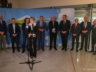 Uczestnicy konferencji prasowej w przerwie debaty samorządowej w Muzeum Ziemi Lubuskiej w Zielonej Górze