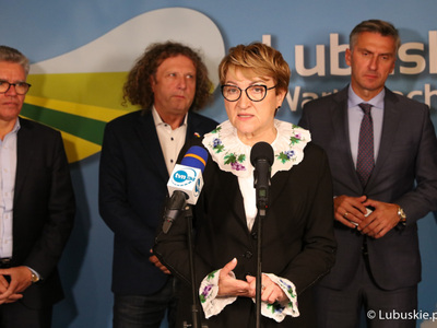 Uczestnicy konferencji prasowej w przerwie debaty samorządowej w Muzeum Ziemi Lubuskiej w Zielonej Górze