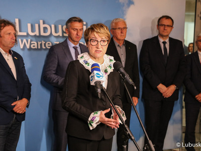 Uczestnicy konferencji prasowej w przerwie debaty samorządowej w Muzeum Ziemi Lubuskiej w Zielonej Górze
