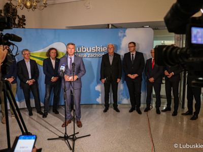 Uczestnicy konferencji prasowej w przerwie debaty samorządowej w Muzeum Ziemi Lubuskiej w Zielonej Górze