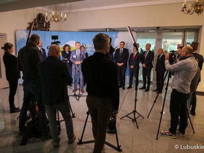 Uczestnicy konferencji prasowej w przerwie debaty samorządowej w Muzeum Ziemi Lubuskiej w Zielonej Górze