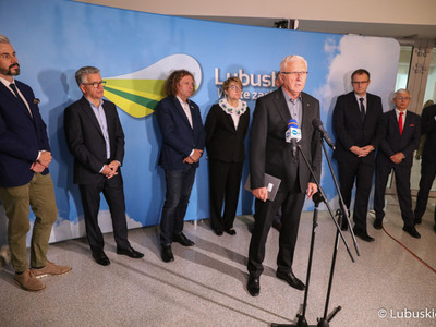 Uczestnicy konferencji prasowej w przerwie debaty samorządowej w Muzeum Ziemi Lubuskiej w Zielonej Górze