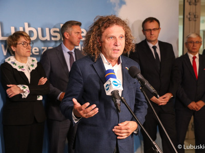 Uczestnicy konferencji prasowej w przerwie debaty samorządowej w Muzeum Ziemi Lubuskiej w Zielonej Górze