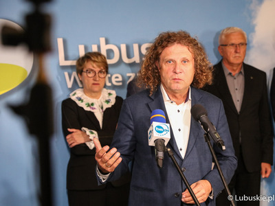 Uczestnicy konferencji prasowej w przerwie debaty samorządowej w Muzeum Ziemi Lubuskiej w Zielonej Górze