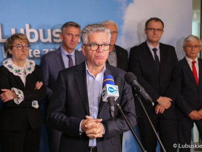 Uczestnicy konferencji prasowej w przerwie debaty samorządowej w Muzeum Ziemi Lubuskiej w Zielonej Górze