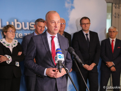 Uczestnicy konferencji prasowej w przerwie debaty samorządowej w Muzeum Ziemi Lubuskiej w Zielonej Górze