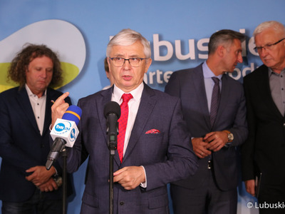 Uczestnicy konferencji prasowej w przerwie debaty samorządowej w Muzeum Ziemi Lubuskiej w Zielonej Górze