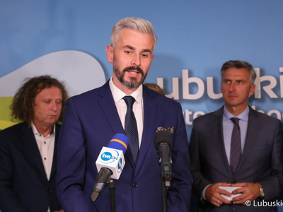 Uczestnicy konferencji prasowej w przerwie debaty samorządowej w Muzeum Ziemi Lubuskiej w Zielonej Górze