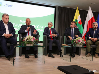 Uczestnicy debaty samorządowej w Muzeum Ziemi Lubuskiej w Zielonej Górze. Przy mikrofonie członek zarządu woj. lubuskiego. Marcin Jabłoński.
