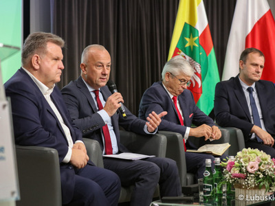 Uczestnicy debaty samorządowej w Muzeum Ziemi Lubuskiej w Zielonej Górze. Przy mikrofonie członek zarządu woj. lubuskiego. Marcin Jabłoński.