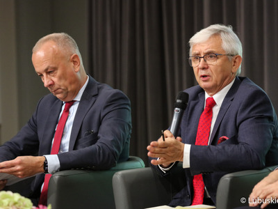Marek Wójcik ze Związku Miast Polskich podczas debaty samorządowej w Muzeum Ziemi Lubuskiej w Zielonej Górze. Obok członek zarządu woj. lubuskiego Marcin Jabłoński.