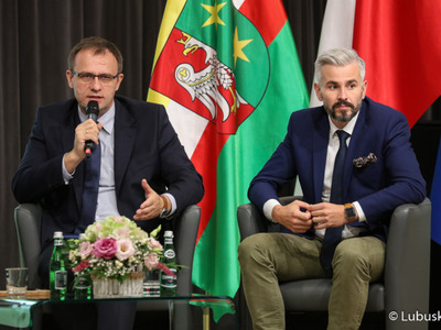 Prof. Marcin Mrugalski (przy mikrofonie), prorektor Uniwersytetu Zielonogórskiego ds. Nauki i Współpracy z Zagranicą, podczas debaty samorządowej w Muzeum Ziemi Lubuskiej w Zielonej Górze. Obok: Grzegorz Zwoliński, prezes firmy SATREV.