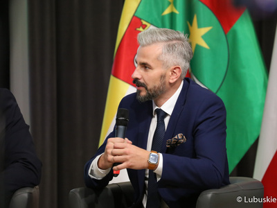 Grzegorz Zwoliński, prezes firmy SATREV podczas debaty samorządowej w Muzeum Ziemi Lubuskiej w Zielonej Górze.