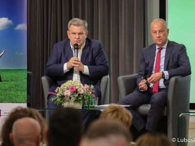 Poseł RP Bogusław Wontor (przy mikrofonie) podczas debaty samorządowej w Muzeum Ziemi Lubuskiej w Zielonej Górze. Obok członek zarządu woj. lubuskiego Marcin Jabłoński.