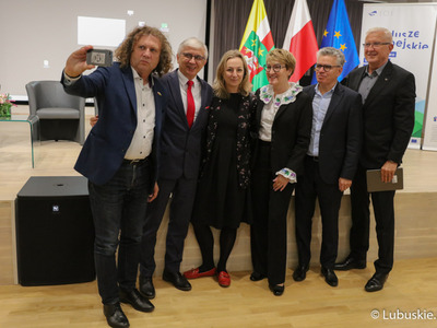 Pamiątkowe zdjęcie uczestników debaty samorządowej w Muzeum Ziemi Lubuskiej w Zielonej Górze. 