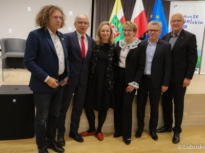 Pamiątkowe zdjęcie uczestników debaty samorządowej w Muzeum Ziemi Lubuskiej w Zielonej Górze. 