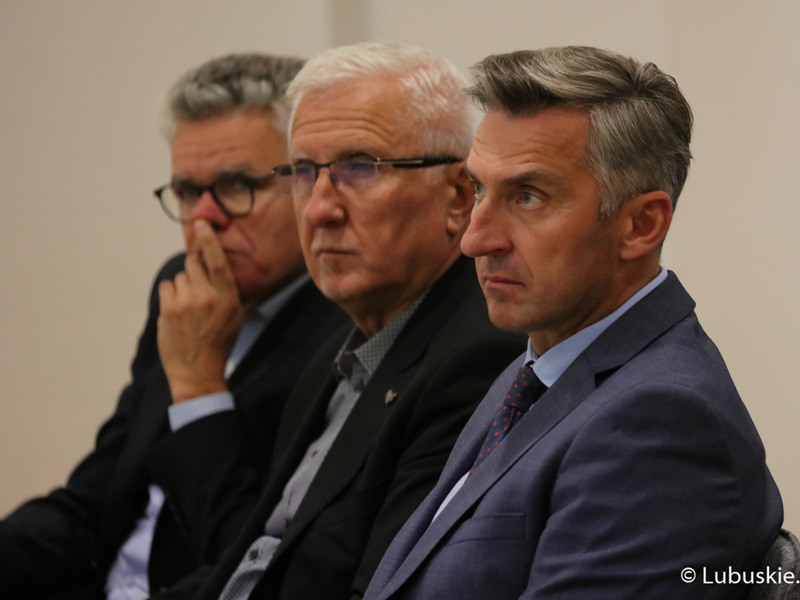 Uczestnicy debaty samorządowej w Muzeum Ziemi Lubuskiej w Zielonej Górze. Na pierwszym planie poseł RP Waldemar Sługocki.