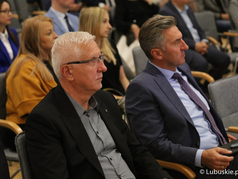 Senator RP Wadim Tyszkiewicz (z lewej) oraz poseł RP Waldemar Sługocki (obok) na debacie samorządowej w Muzeum Ziemi Lubuskiej w Zielonej Górze