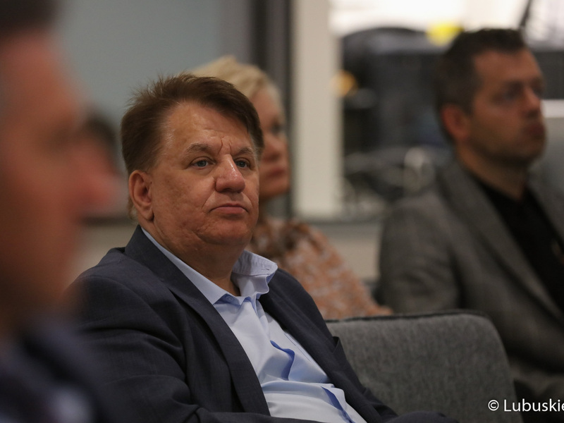 Starosta słubicki Leszek Bajon na debacie samorządowej w Muzeum Ziemi Lubuskiej w Zielonej Górze