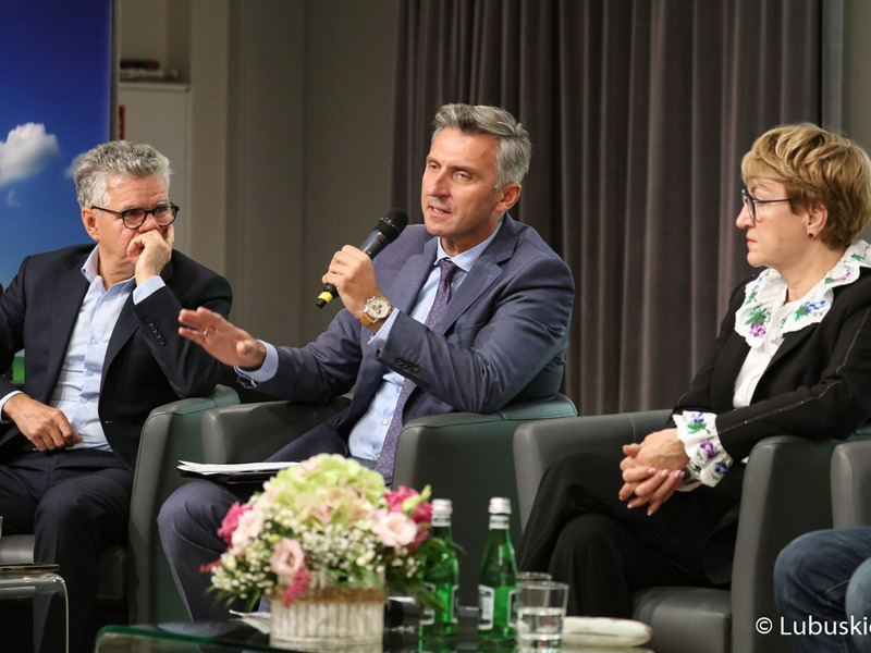 Uczestnicy debaty samorządowej w Muzeum Ziemi Lubuskiej w Zielonej Górze: poseł RP Waldemar Sługocki (z mikrofonem), marszałek woj. lubuskiego Elżbieta Anna Polak oraz burmistrz Bytomia Odrz. Jacek Sauter.