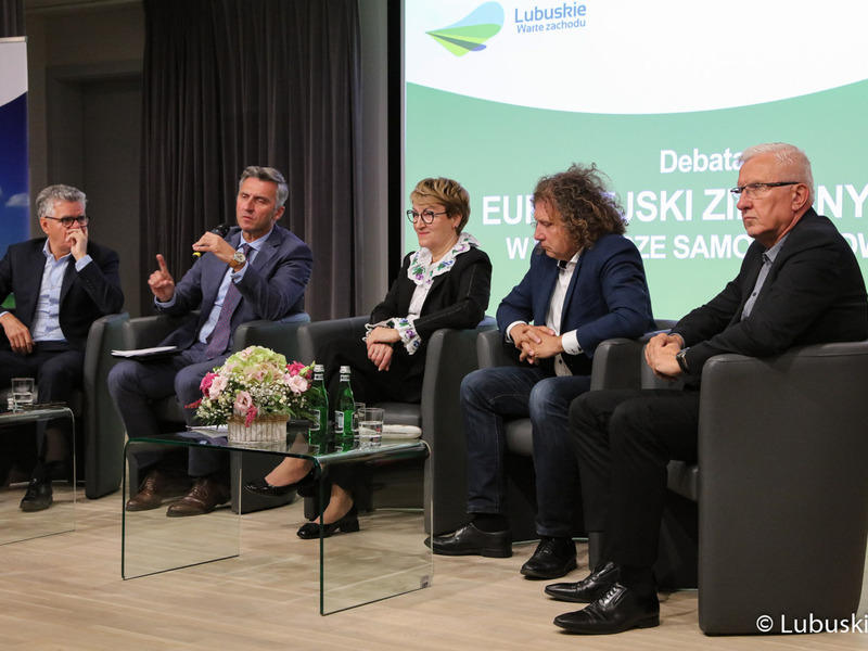 Uczestnicy debaty samorządowej w Muzeum Ziemi Lubuskiej w Zielonej Górze: poseł RP Waldemar Sługocki (z mikrofonem), marszałek woj. lubuskiego Elżbieta Anna Polak, burmistrz Bytomia Odrz. Jacek Sauter (z lewej), prezydent Sopotu Jacek Karnowski (drugi z prawej) oraz senator RP Wadim Tyszkiewicz.