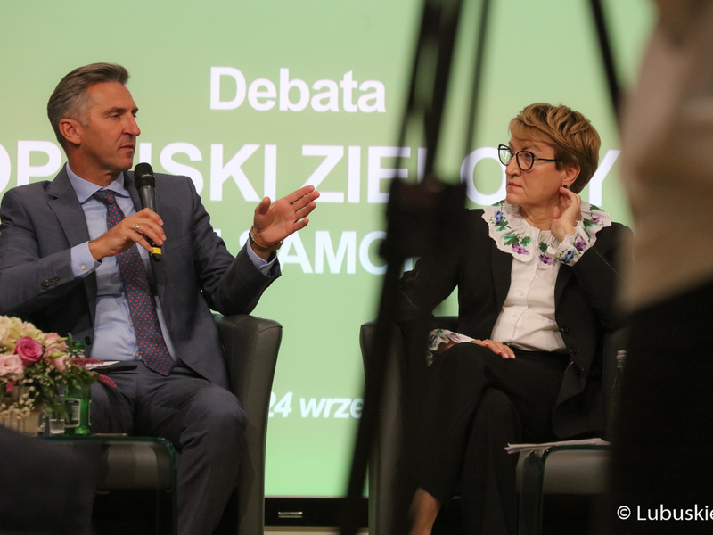 Uczestnicy debaty samorządowej w Muzeum Ziemi Lubuskiej w Zielonej Górze: poseł RP Waldemar Sługocki  oraz marszałek woj. lubuskiego Elżbieta Anna Polak