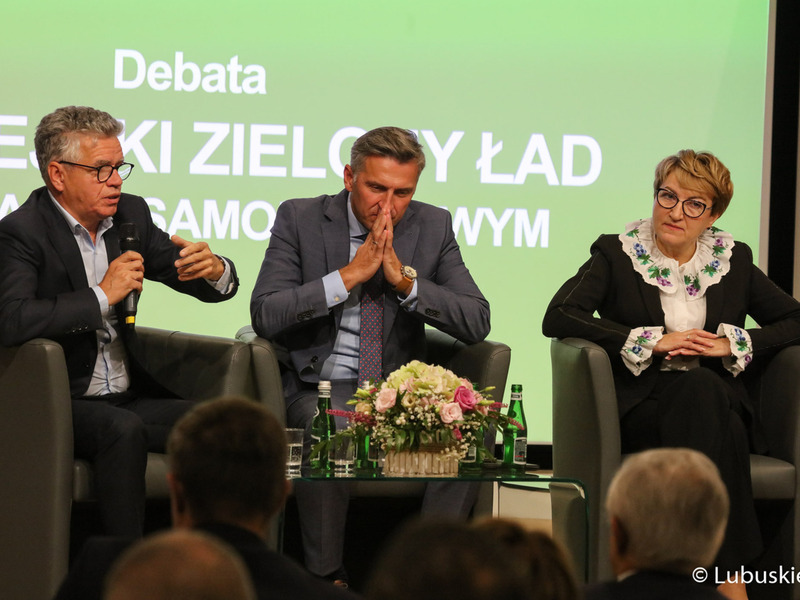 Uczestnicy debaty samorządowej w Muzeum Ziemi Lubuskiej w Zielonej Górze: burmistrz Bytomia Odrz. Jacek Sauter (z mikrofonem), poseł RP Waldemar Sługocki oraz marszałek woj. lubuskiego Elżbieta Anna Polak.