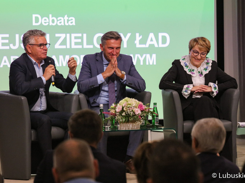 Uczestnicy debaty samorządowej w Muzeum Ziemi Lubuskiej w Zielonej Górze: burmistrz Bytomia Odrz. Jacek Sauter (z mikrofonem), poseł RP Waldemar Sługocki oraz marszałek woj. lubuskiego Elżbieta Anna Polak.