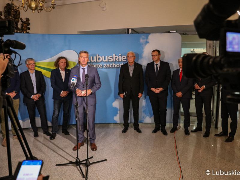 Uczestnicy konferencji prasowej w przerwie debaty samorządowej w Muzeum Ziemi Lubuskiej w Zielonej Górze