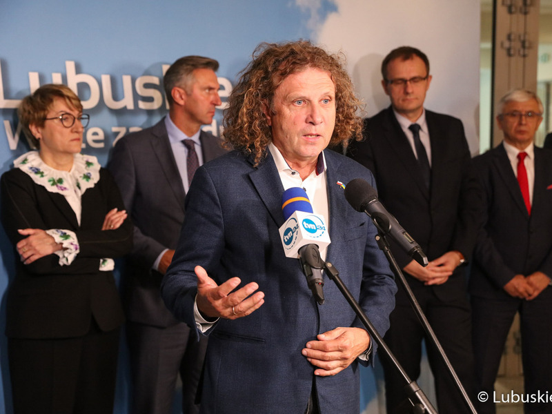 Uczestnicy konferencji prasowej w przerwie debaty samorządowej w Muzeum Ziemi Lubuskiej w Zielonej Górze