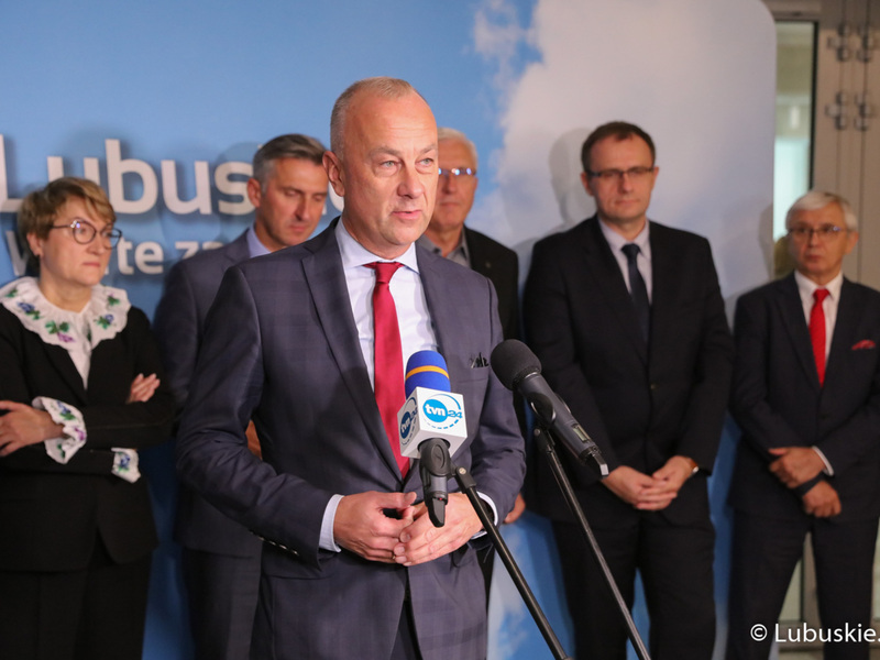 Uczestnicy konferencji prasowej w przerwie debaty samorządowej w Muzeum Ziemi Lubuskiej w Zielonej Górze