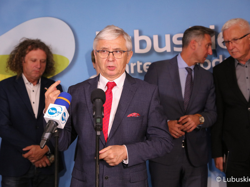 Uczestnicy konferencji prasowej w przerwie debaty samorządowej w Muzeum Ziemi Lubuskiej w Zielonej Górze