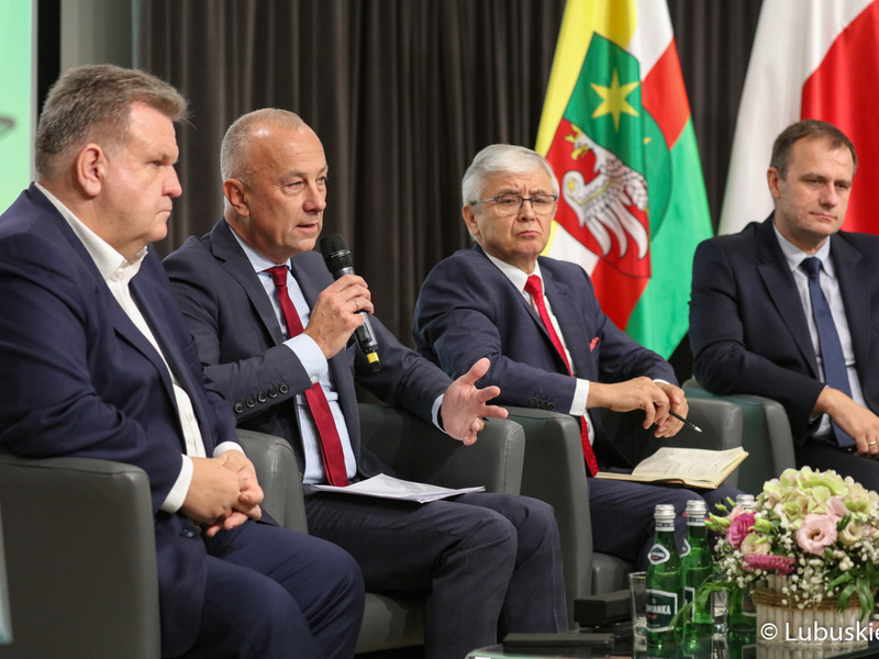Uczestnicy debaty samorządowej w Muzeum Ziemi Lubuskiej w Zielonej Górze. Przy mikrofonie członek zarządu woj. lubuskiego. Marcin Jabłoński.