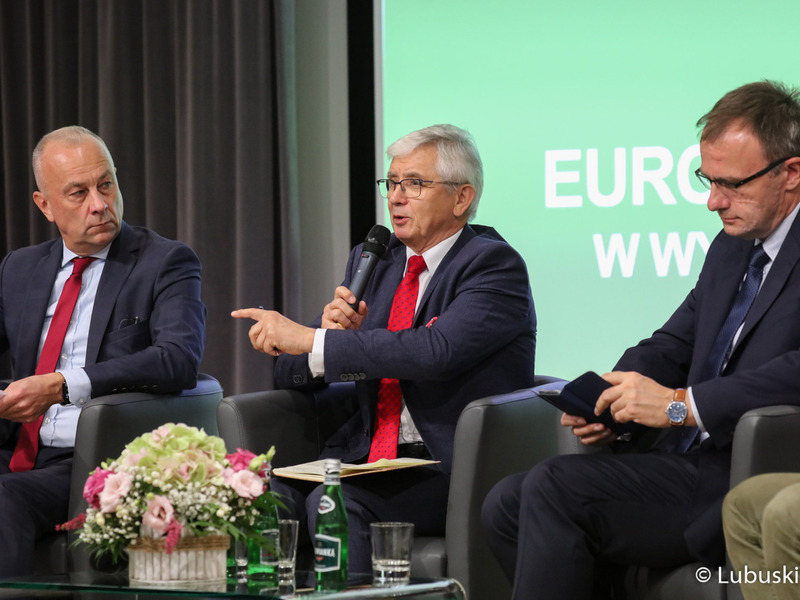 Uczestnicy debaty samorządowej w Muzeum Ziemi Lubuskiej w Zielonej Górze. Przy mikrofonie Marek Wójcik ze Związku Miast Polskich.